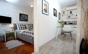 Charming Seaside Apartment